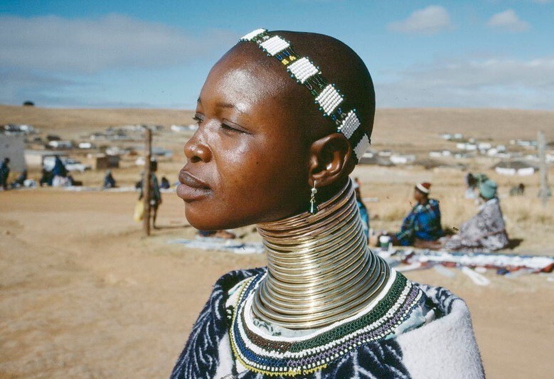 7. Ношение металлических колец на шее африканские племена