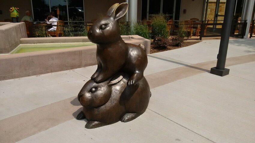 Очаровательная скульптура кроликов