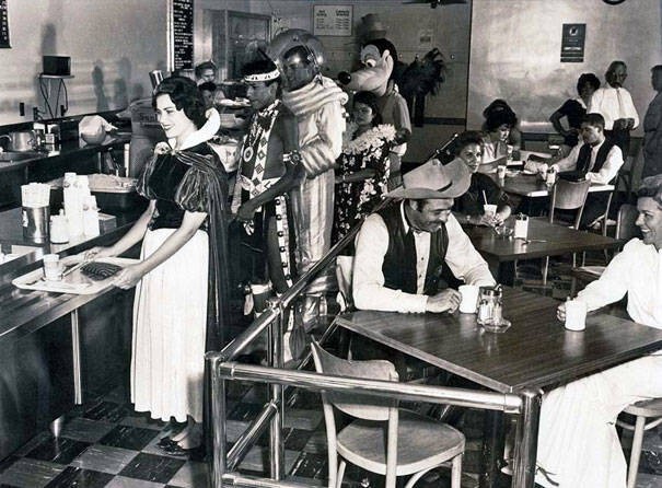 18. Работники Disneyland в кафетерии, 1961 год