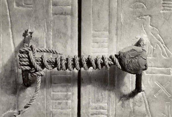 28. Печать на входе в гробницу Тутанхамона, 1922 (печать оставалась нетронутой на протяжении 3245 лет)