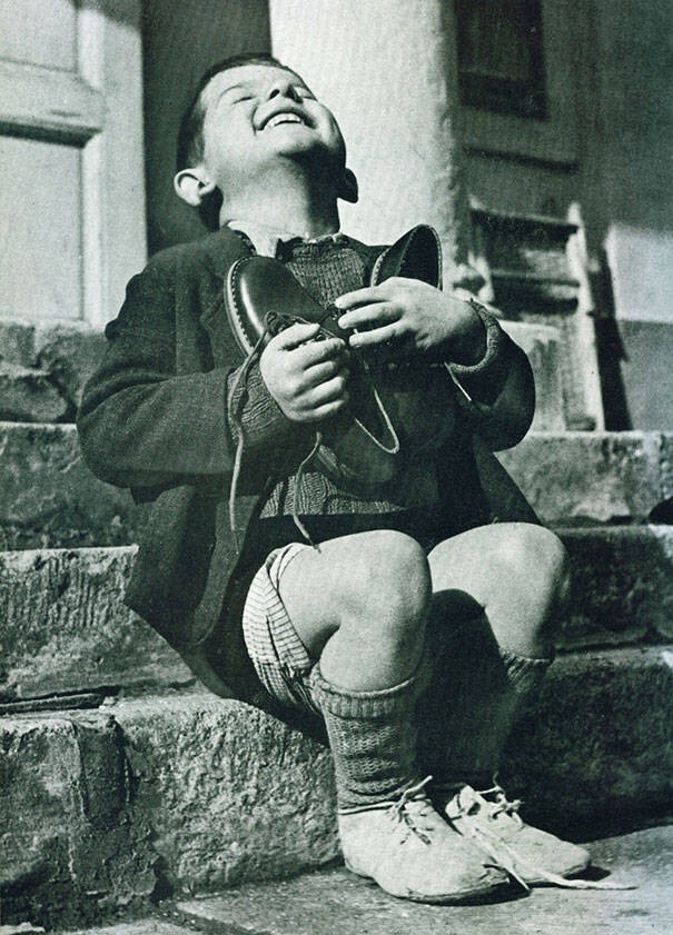 21. Австрийскому мальчику подарили новые ботиночки во время Второй мировой войны.