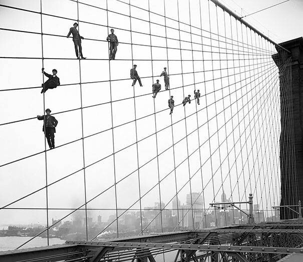 7. Рабочие красят Бруклинский мост, 1914 год