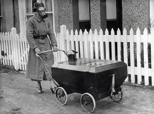 11. Женщина с коляской, оборудованной против газовых атак. Англия, 1938 год