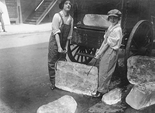 25. Девушки разгружают лед, 1918 год
