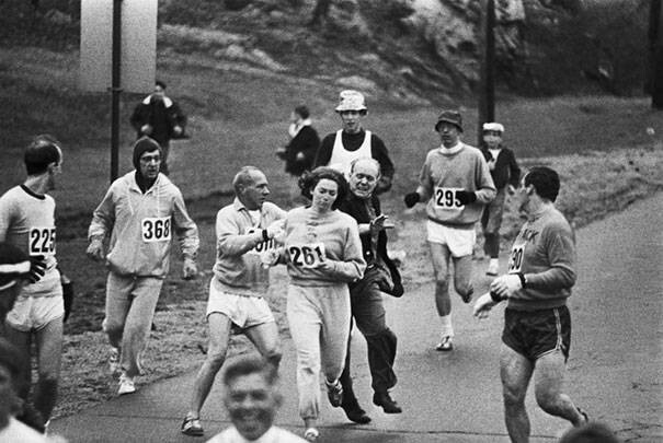 9. Катрин Свитцер - первая женщина-участница Бостонского марафона. Мужчины пытаются вывести ее с забега, 1967 год