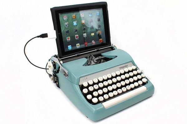 17. USB Typewriter — это гаджет, который позволяет соединить обычную, старую печатную машинку и планшет, превращая их в компьютерную систему в стиле ретро.