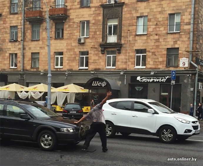 В Минске взбесившийся прохожий залез под автобус и напал на автомобиль
