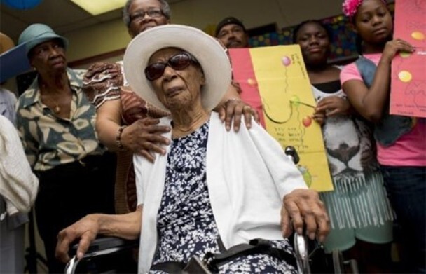Вот, скажем, фото старенькой леди на инвалидной коляске, - это (по западным стандартам) сегодняшняя рекордная долгожительница.  