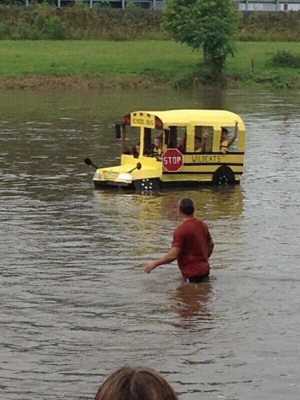 Дети плывут в школьном автобусе