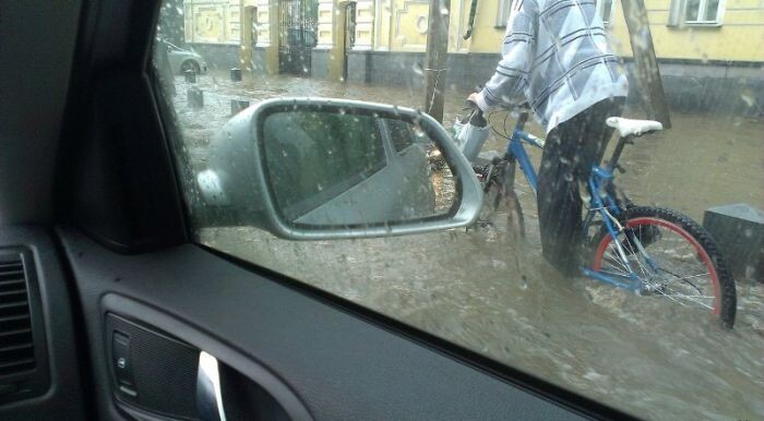 На велосипеде во время наводнения 