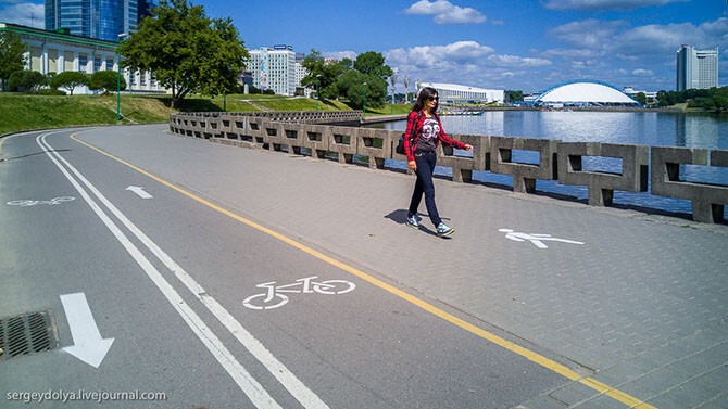 Город продуман для удобства жителей. Размечены велодорожки (в обе стороны) и пешеходные зоны.