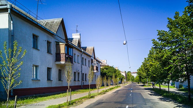 Район тракторного завода. Старое место, можно сказать, городские задворки. Тем не менее даже тут очень чисто и хорошо.