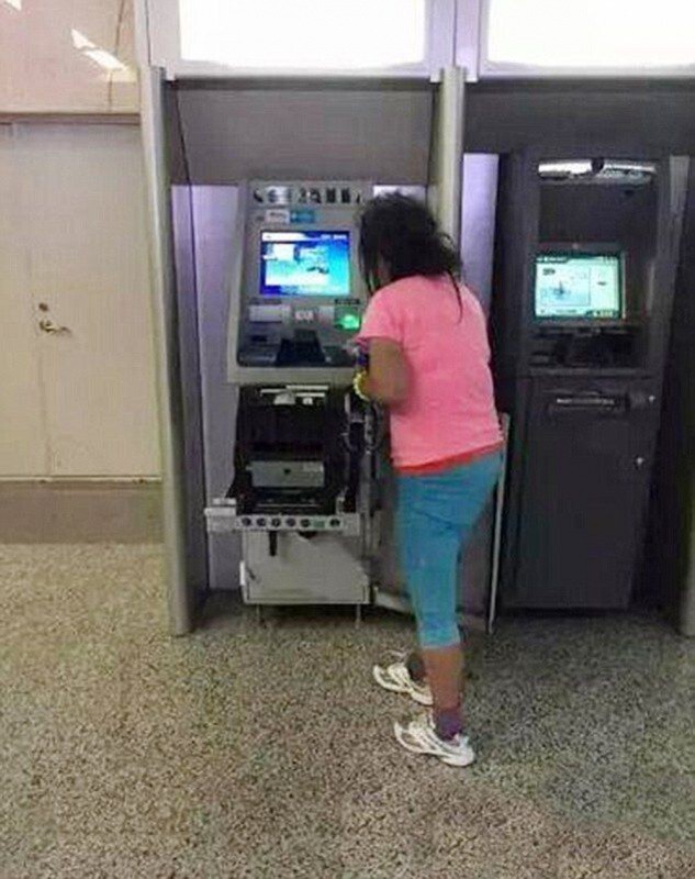 Китаянка голыми руками вскрыла банкомат, сожравший ее карточку