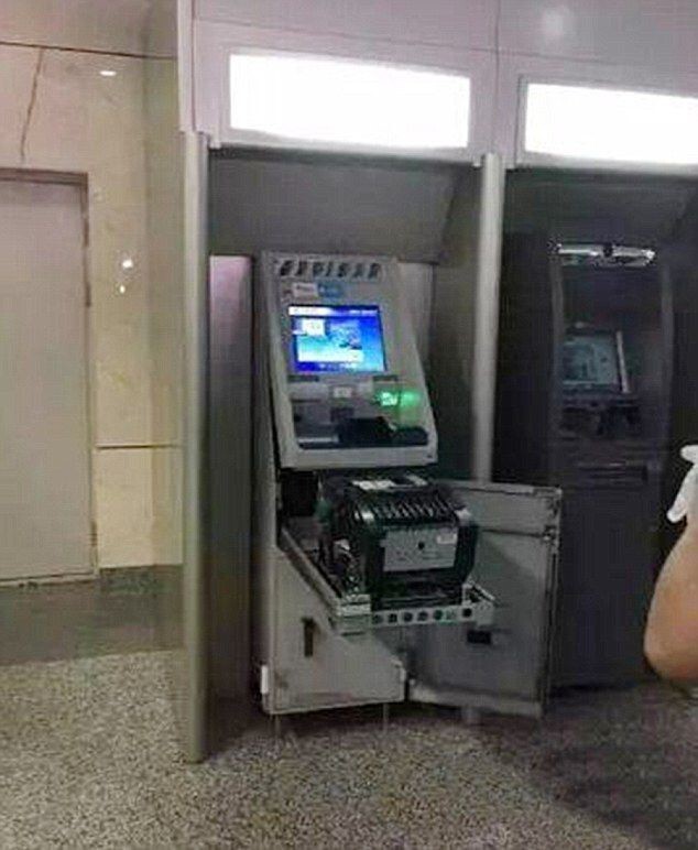 Китаянка голыми руками вскрыла банкомат, сожравший ее карточку