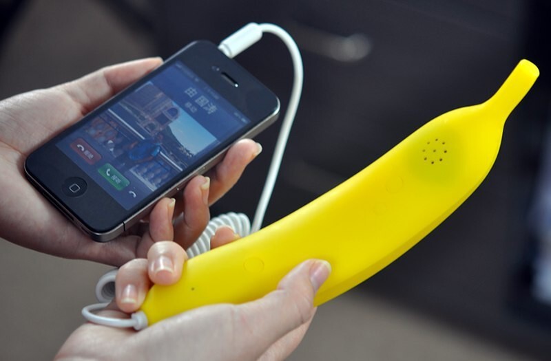 1. Трубка для мобильного телефона в виде банана — 1070 руб.