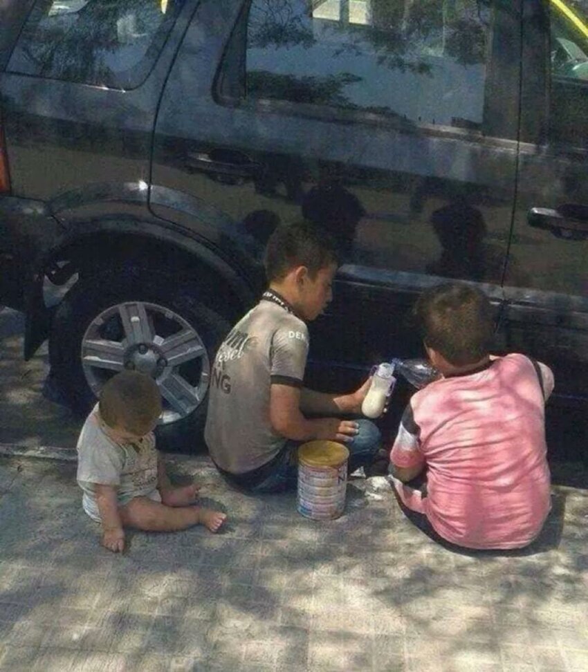 Дети готовят молочную смесь для своего младшего брата на улице Дамаска