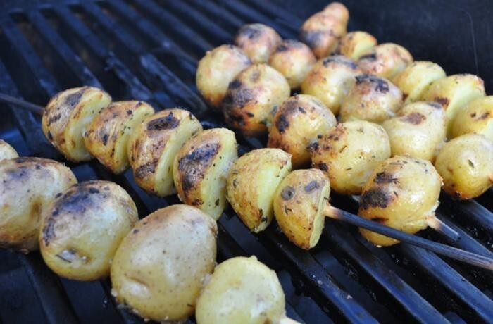 Картофель с беконом на шампурах