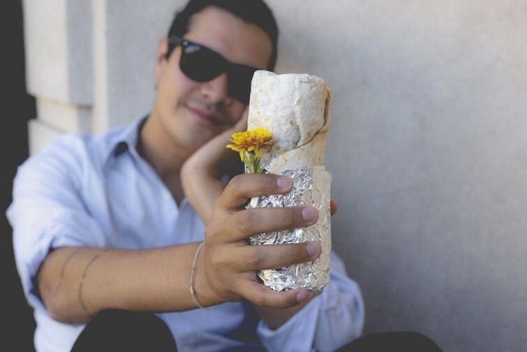 Вместе навсегда: парень сделал свадебную фотосессию с буррито