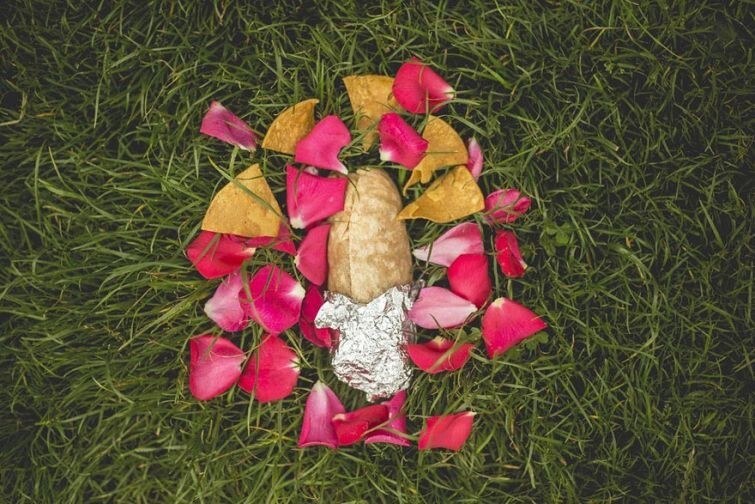 Вместе навсегда: парень сделал свадебную фотосессию с буррито