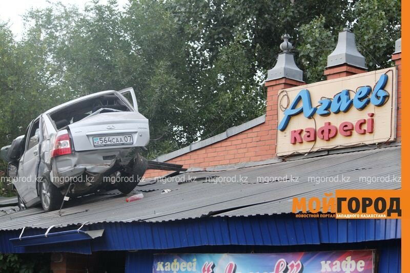 Машина залетела на крышу кафе в Уральске, Казахстан