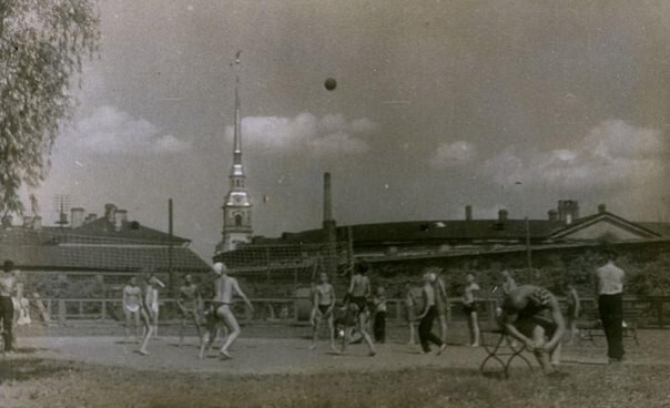 Волейбол у стен Петропавловской крепости.  1935 г.