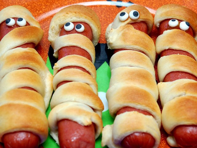 Английский язык: I don't like hot dogs. My sister doesn't like hot dogs ...