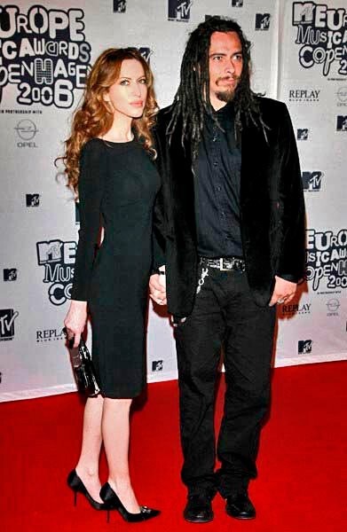 Эвис Ксенети, замужем за гитаристом группы Korn Шаффером Манки с 2012 года