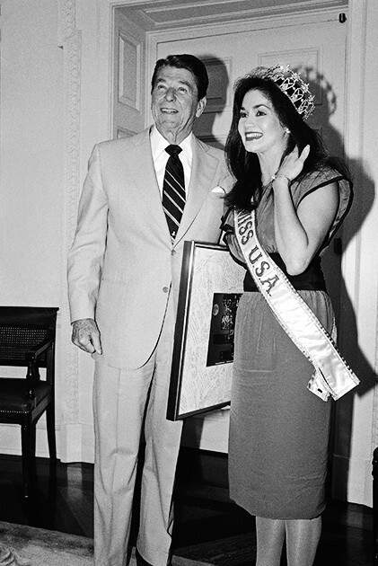 Мисс США-1984» Мэй Шенли с президентом Рональдом Рейганом