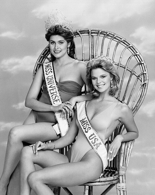 Мисс США-1986» Кристи Финчер (справа) и «Мисс Вселенная-1986» Дебора Карти-Дью