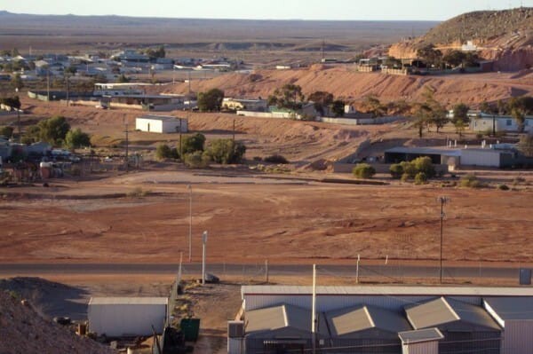 На раскалённых красных равнинах южной Австралии расположился загадочный городок под названием Кубер Педи.