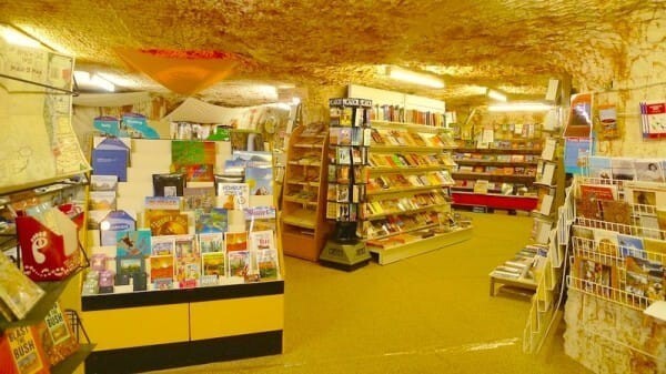 В городе также имеется книжный магазин для местных и приезжих любителей книг.