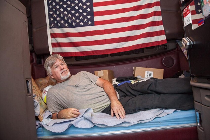 57-летний Джон Коллинс работает в Форт-Майерс, штат Флорида. Джон сидит за баранкой вот уже 20 лет. Он работает в трейлере Peterbilt, который перевозит крупногабаритные промышленные грузы.