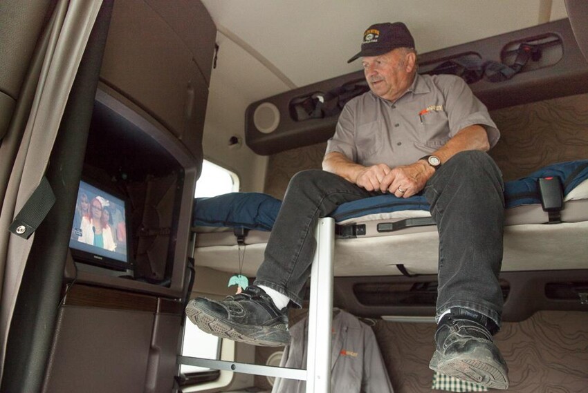 65-летний Фред Фредриксон. Водит уже 35 лет. Сейчас сидит за рулем фуры Volvo 2013 от мебельной компании Ashley Furniture.