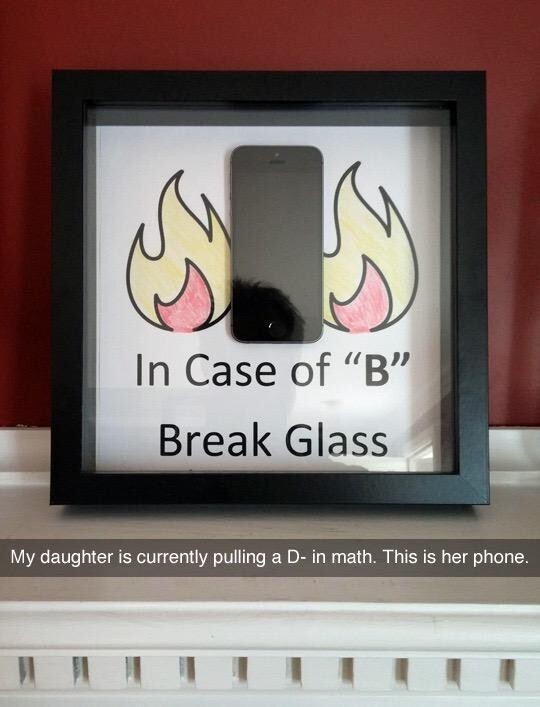 14. Вот во что выливаются плохие оценки по математике: когда дочь этого папы получила D- по математике, он поместил её телефон сюда с подписью "В случае B разбить стекло".