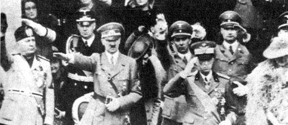 А вот на совместных парадах с Гитлером «римское приветствие» используется вовсю: