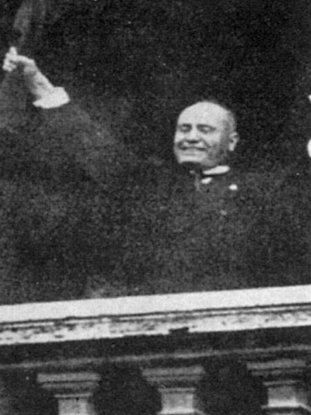Вот, например, Муссолини с балкона дворца Венеция провозглашает: «Книга и винтовка — символы настоящего фашиста». Предположим, здесь у него просто руки заняты.