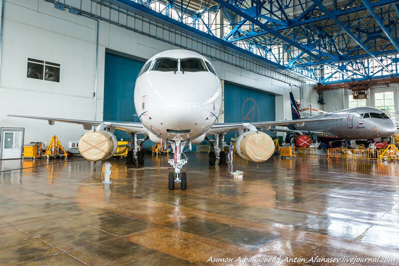 В России собирают сотый самолет Sukhoi Superjet 100
