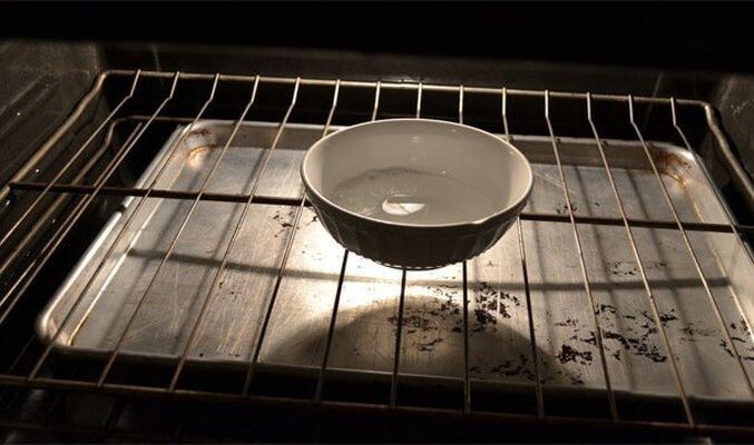 Автоматическая очистка духовки. Этот способ очень простой. Оставьте миску, наполненную половиной чашки нашатырного спирта в духовке на ночь (не включайте ее!). Утром вы сможете просто протереть грязь тряпкой.