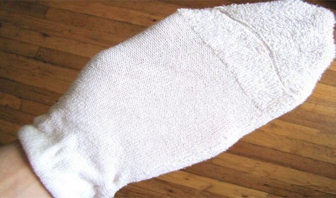 Суперносок. При помощи носка, смоченного водой и уксусом, вы сможете легко очистить пыль в углах и узких пространствах мебели. Этот способ особенно хорош для очистки жалюзи.