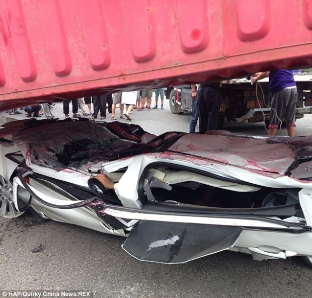  Водитель и пассажир остались живы после того, как огромный контейнер раздавил автомобиль