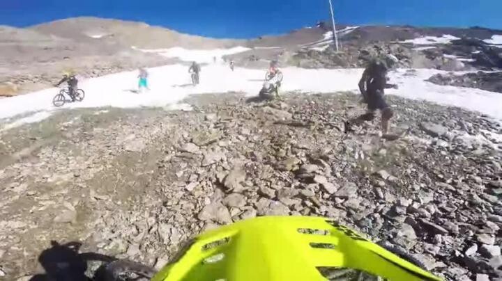 Гонка на велосипеде с горы по леднику 