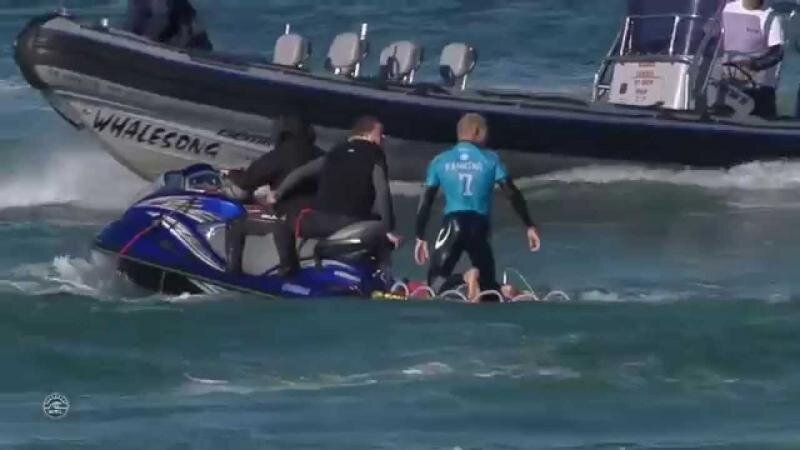 Акула напала на чемпиона мира по серфингу во время соревнований 