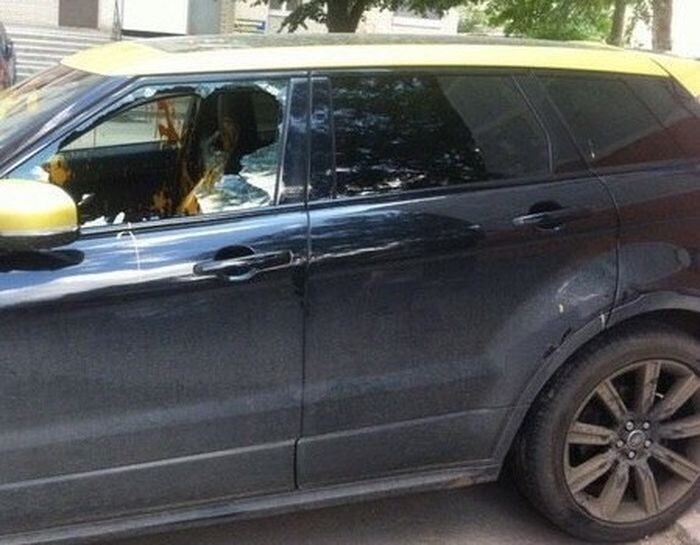 В Ростове неизвестные облили салон Range Rover краской
