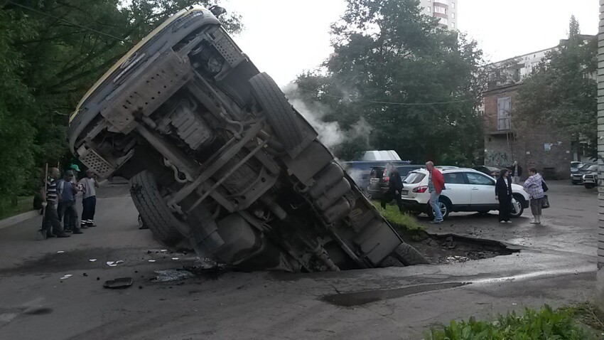 В Питере грузовик с асфальтом провалился под землю