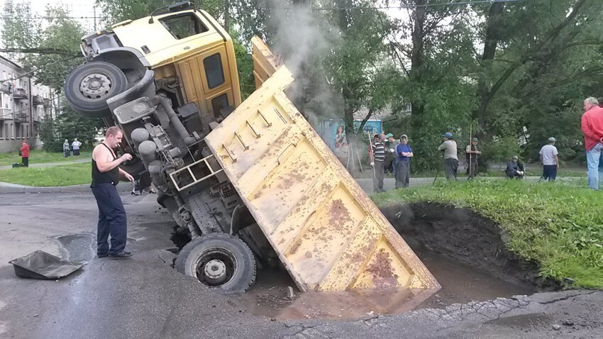 В Питере грузовик с асфальтом провалился под землю