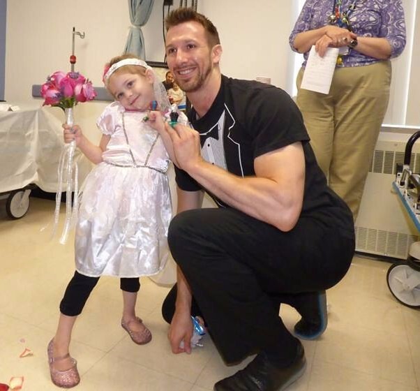 4-летняя пациентка больная раком встретила самого доброго медбрата