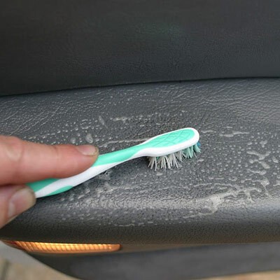 7. Если грязь въелась в текстуру винила, пройдитесь по нему зубной щёткой