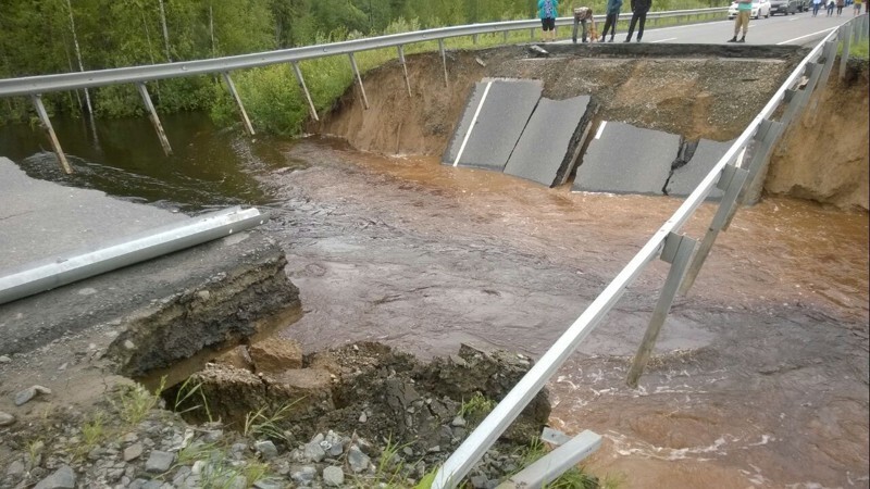 Промоина длинной 30 м образовалась на трассе Тюмень Ханты-Мансийск! 