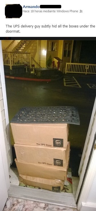 1. Парень из службы доставки UPS, аккуратно спрятавший доставленное под коврик