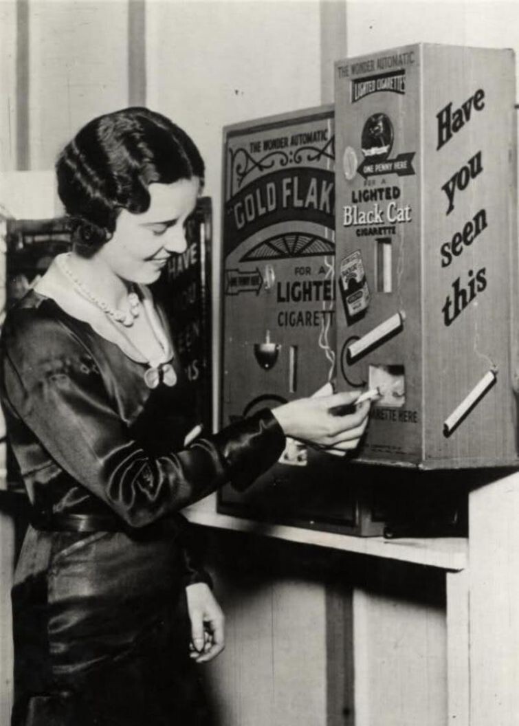 Автомат для продажи уже прикуренных сигарет, 1930-е года